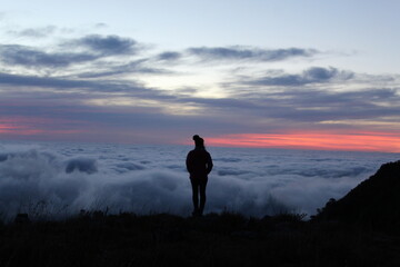 Fototapeta premium mulher em mirante com mar de nuvens ao amanhecer 