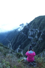 Naklejka premium mulher em mirante com vista para a serra do rio do rastro em santa catarina