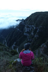 Naklejka premium mulher em mirante com vista para a serra do rio do rastro em santa catarina