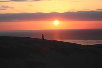 Obraz premium mulher nas dunas do siriú, garopaba, santa catarina
