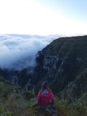 Fototapeta premium mulher em mirante na serra do rio do rastro