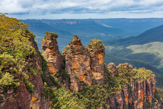 The “Three Sisters” rock formation near Katoomba, Blue Mountains National Park, NSW, Australia