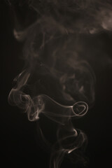 Warmer, gelber Rauch in fließenden Formen