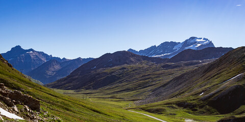panorama nel parco del Gran Paradiso. Sullo sfondo il Gran Paradiso