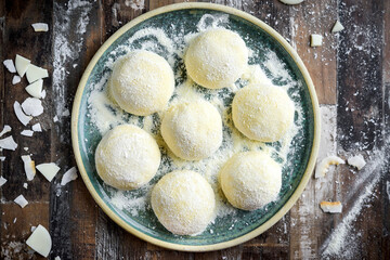 Sweet white chocolate praline s