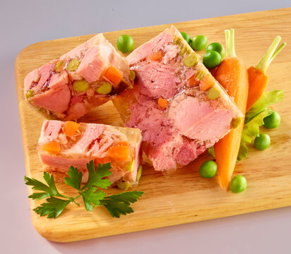 Aspik Schweinebraten, Fleisch in Aspik, Gem&uuml;se, Gem&uuml;ses&uuml;lze, Gelantine, Erbsen, 