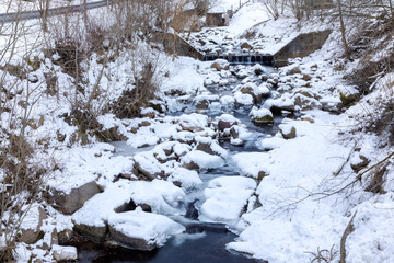 Kleiner Bach bei Vöran, Südtirol, im Winter