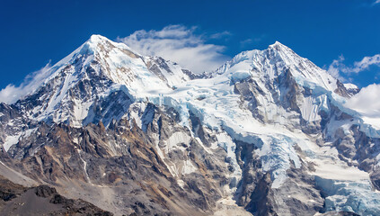 Obraz premium Snowy Himalayan peaks under blue sky