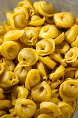 Tortellini freschi ripieni di manzo, pasta italiana 