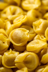 Tortellini freschi ripieni di manzo, pasta italiana 