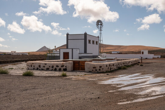 Aljibe Veneno, de piedra con muros para proteger el agua. Fuerteventura, La Oliva. 