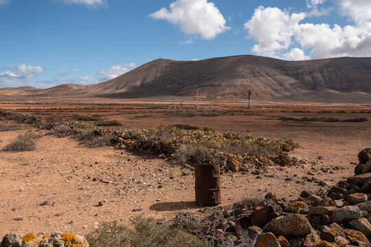 Vista de los campo con gavias para recoger las aguas. La Oliva, Fuerteventura. 
