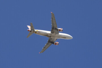 Avion de ligne dans le ciel