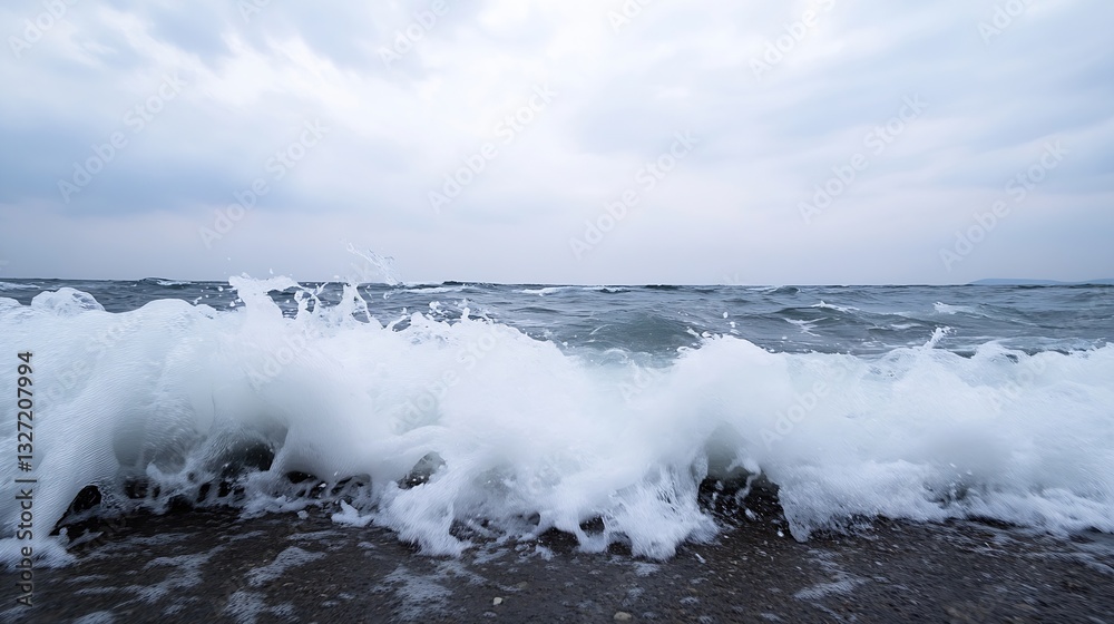 Poster Dynamic ocean waves crashing onto the shore creating foam under a cloudy and dramatic sky : Generative AI