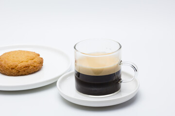 Taza de café de cristal con galleta