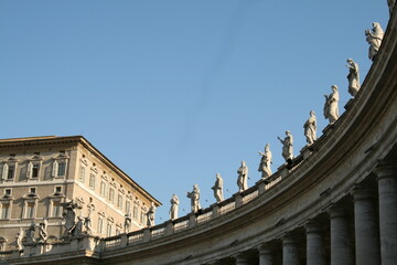 Statues de la place Saint-Pierre à Rome avec ciel bleu et oiseaux