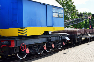 Obraz premium Crane for repair work on a railway platform in the museum 