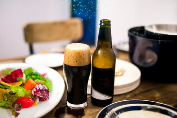 黒ビールをタンブラーグラスにそそぐ