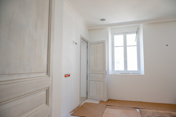 Mise en peinture de pièces lumineuses dans un appartement haussmannien de luxe, alliant...