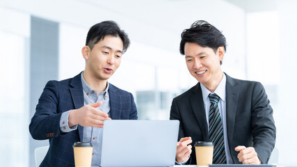打ち合わせをする2人の男性ビジネスマン