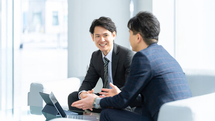 打ち合わせをする2人の男性ビジネスマン
