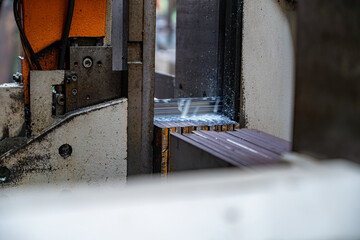 Découpe de métaux dans un atelier industriel, illustrant la précision et le savoir-faire dans le travail des matériaux.