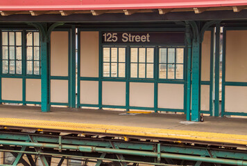 Arquitectura del andén del metro en Harlem, Manhattan, Nueva York, EE. UU. Andén de la línea 1 de metro en 125 Street Station, situada en un paso elevado sobre la calle Broadway.