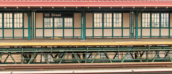 Arquitectura del andén del metro en Harlem, Manhattan, Nueva York, EE. UU. Andén de la línea 1 de metro en 125 Street Station, situada en un paso elevado sobre la calle Broadway.