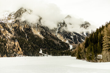 Fototapeta premium Wanderung auf den Staller Sattel zur österreichischen Landesgrenze bei Antholz im wunderschönen Antholzer Tal - Südtirol - Italien