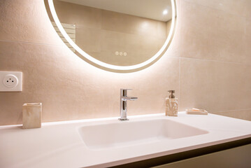 Salle de bain moderne avec carrelage élégant, baignoire design et robinetterie haut de gamme, offrant une ambiance luxueuse et épurée.