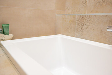 Salle de bain moderne avec carrelage élégant, baignoire design et robinetterie haut de gamme, offrant une ambiance luxueuse et épurée.