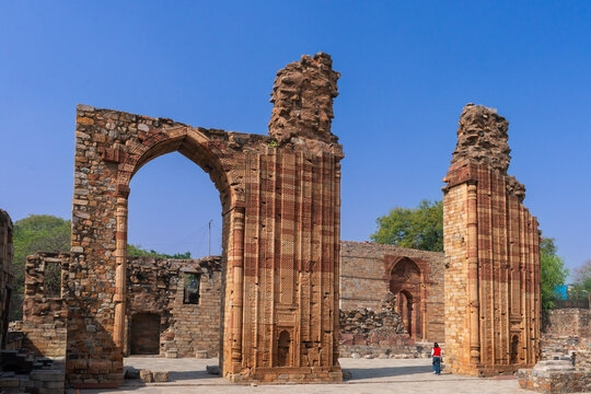 Fototapeta The Qutb Minar (Qutub Minar or Qutab Minar) is a minaret and victory tower comprising the Qutb complex and the main tourist magnet in New Delhi, the capital of India - New Delhi, India