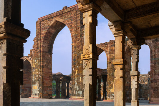 Fototapeta The Qutb Minar (Qutub Minar or Qutab Minar) is a minaret and victory tower comprising the Qutb complex and the main tourist magnet in New Delhi, the capital of India - New Delhi, India