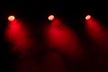 Des lumières spot éclairage rouge de concert sur une scène