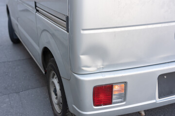 傷ついた車
