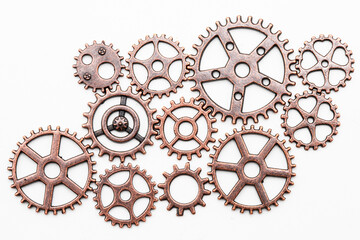 Engranajes metálicos de cobre y bronce, aislado en blanco