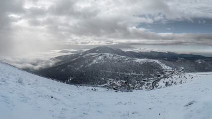 Vistas nevadas desde Guarramillas al puerto de Navacerrada 