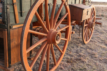 Obraz premium Spoked wooden wheel on an old chuck wagon.