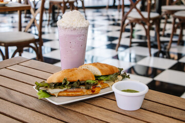 Sandwich y bebida fría de taro