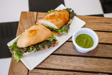 Sandwich de baguette con salsa verde