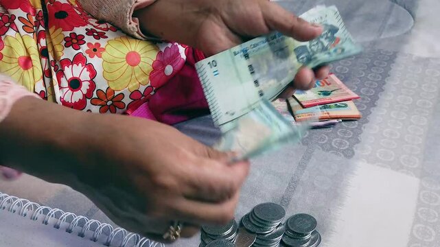 Se&ntilde;ora contando Dinero, Bolivia