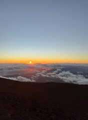 Magia del atardecer en Maui: colores dorados sobre el océano