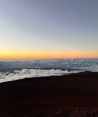 Magia del atardecer en Maui: colores dorados sobre el océano