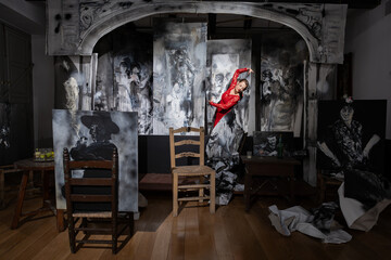 Mujer típica española bailando flamenco en un museo de Sevilla, Andalucía, España. Concepto de viaje cultural exótico.	