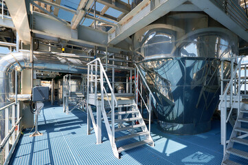 Obraz premium Overview of a modern chemical plant with extensive pipelines and industrial equipment during daytime operations