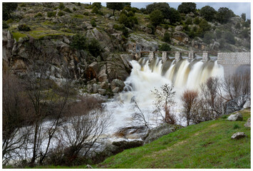 presa desembalsando agua 