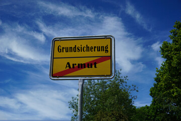 Schild mit Aufschrift Armut und Grundsicherung 