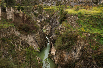 Río Frainos entre rocas de acantilado en la ruta del Salt del Moli, Benilloba, España