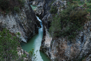 R&iacute;o Frainos entre rocas de acantilado en la ruta del Salt del Moli, Benilloba, Espa&ntilde;a