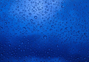 青色背景、水滴輝く、美しい水玉模様
